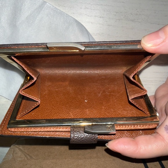 Louis Vuitton Monogram Kisslock Compact Wallet - Picture 7 of 16